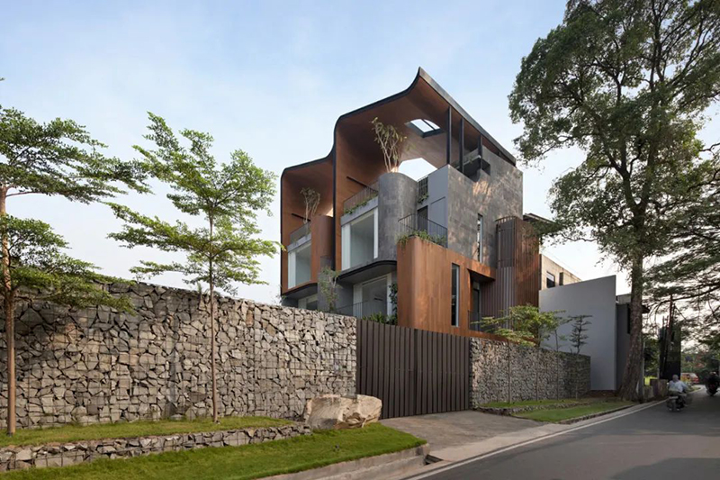 住在自然里，而不是旁邊，把后院搬上屋頂，這才是生活的進階美學！